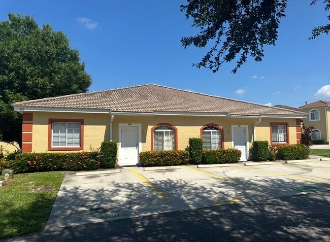 Building Photo - 2 Bedroom 2 Full Bath Townhome in LAKE MARION RESORT