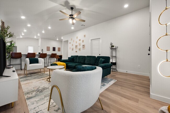 Building Photo - Modern 3BR Retreat Near TTU | Stylish Fully Furnished Home with Spacious Backyard