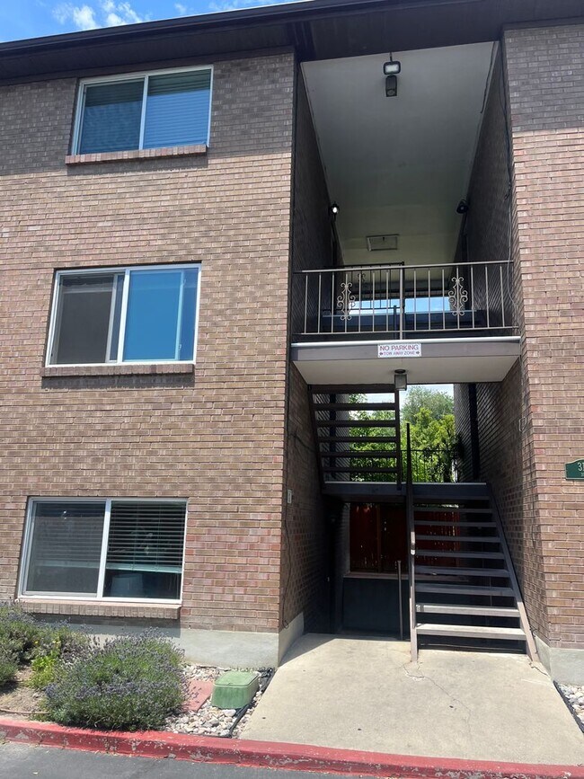 Building Photo - 2 Bedroom Condo at Greentree Condominiums!