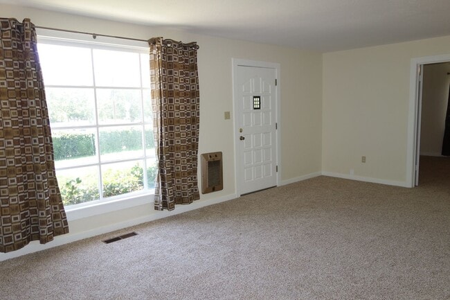 Building Photo - ? Charming Country Home Available November! ?