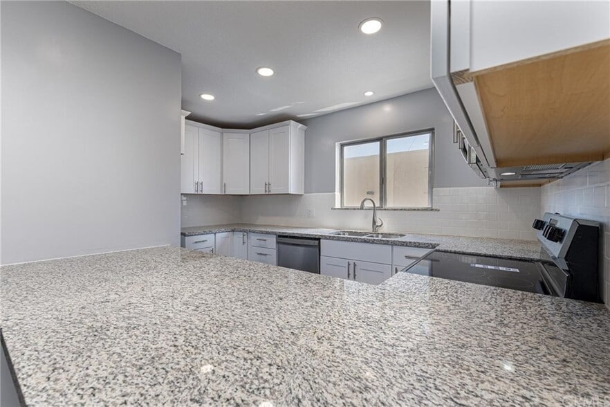 Building Photo - 5300 Fairview Blvd