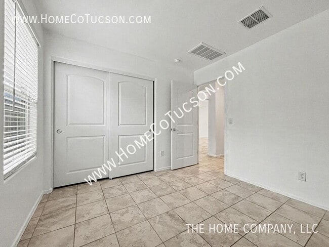 Building Photo - 955 W Calle Ronda