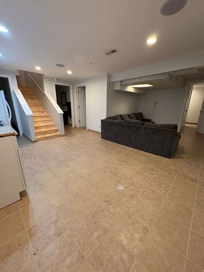 Building Photo - 4 Bedroom, 2 Full Baths and 2 1/2 Bath Hou...