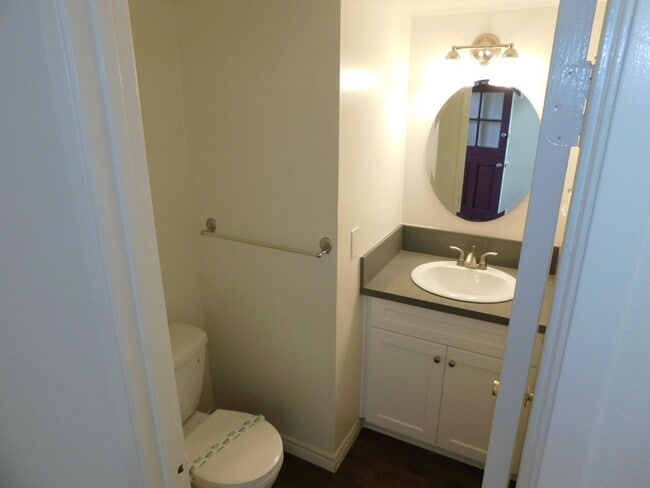 Building Photo - Lovely 2 BD 2.5 BA Two Story Townhouse