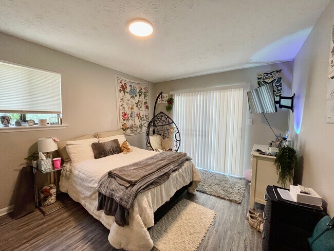 Building Photo - 2 Bedroom Condo Off Alumni!