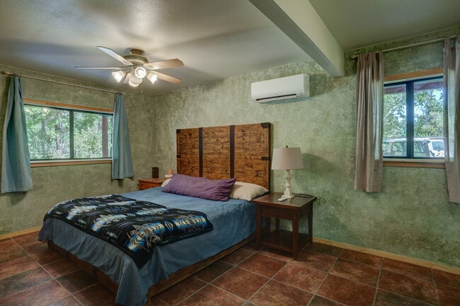 Building Photo - 1825 Vanderhoef Ln