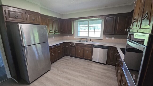 Building Photo - 985 Pineland Ave