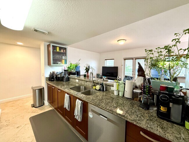 Building Photo - 1033 SW 9th Ct