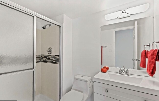 Building Photo - Renovated Herndon Condo