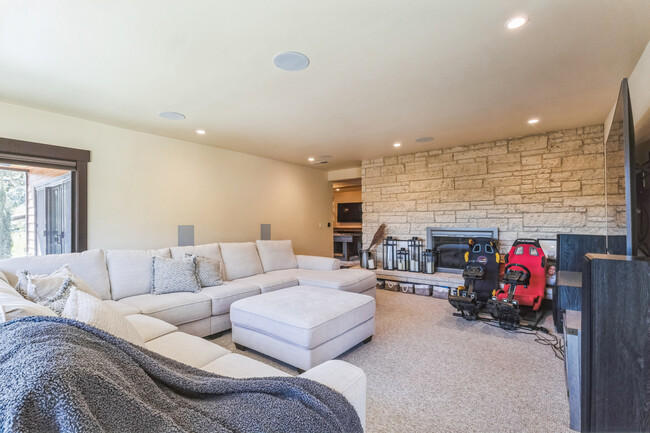Building Photo - 30 Castlewood Dr