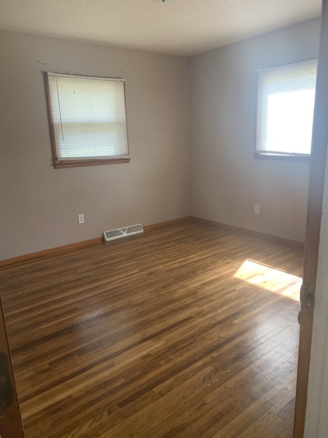 Building Photo - 513 W Clark St