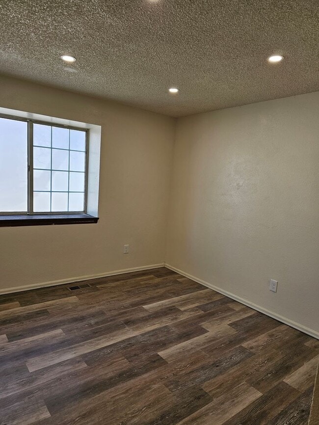 Building Photo - Large home available
