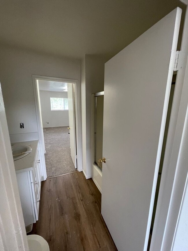 Building Photo - Charming Townhouse (2 Bed / 1.5 Bath)
