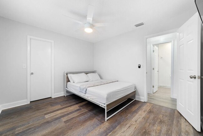 Building Photo - 181 SE Fallon Dr