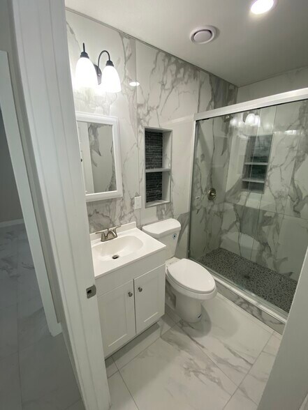 Full bathroom - 697 S 5th St