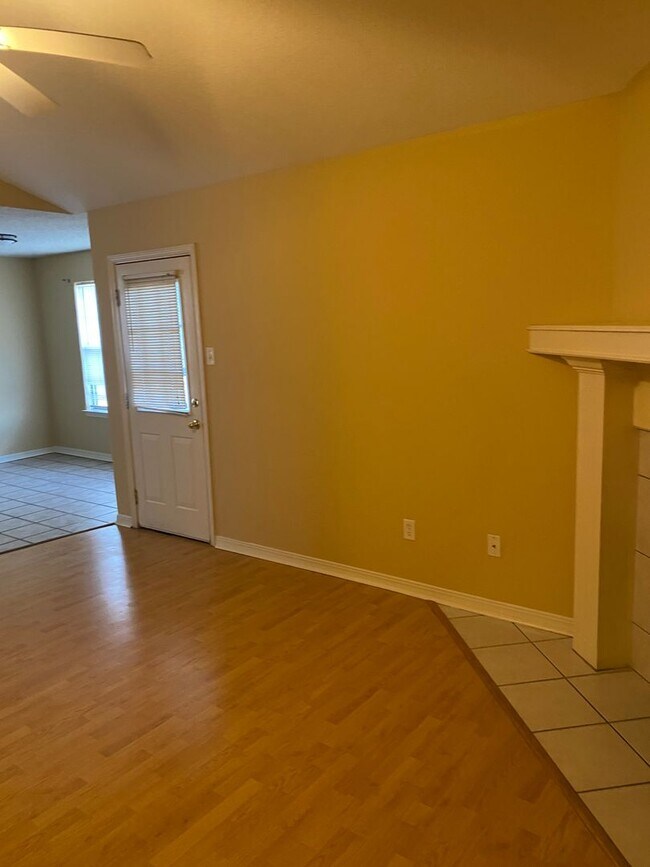 Building Photo - Contact Peggy 501 676 1758