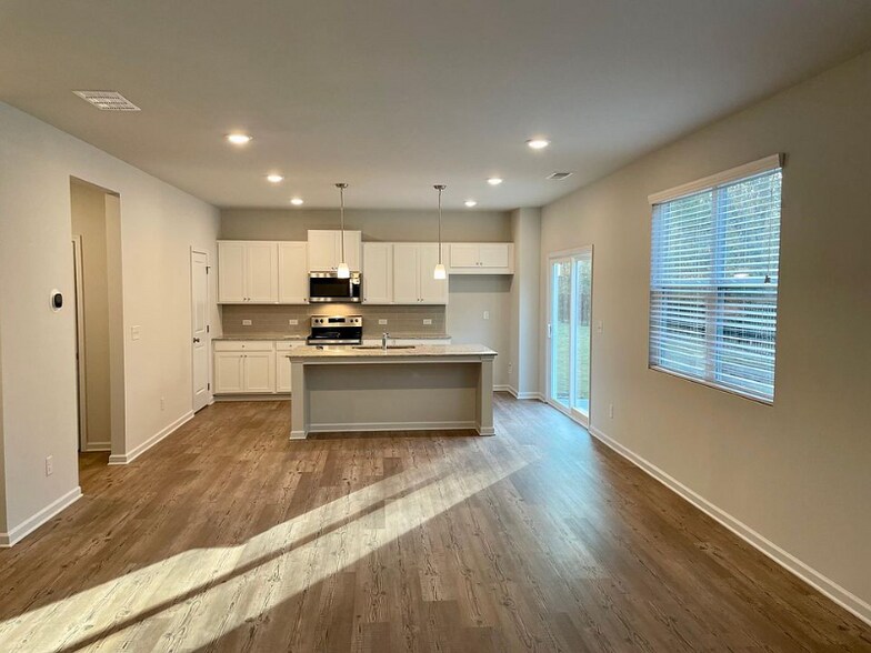 Building Photo - 396 Summerwood Ln