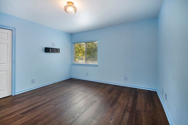 Building Photo - CHARMING 4 BED 2.5 BATH COLONIAL MINUTES F...