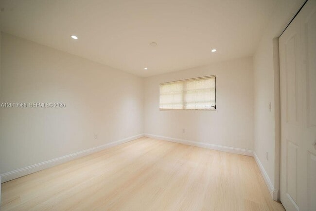 Building Photo - 1550 S Greenway Dr
