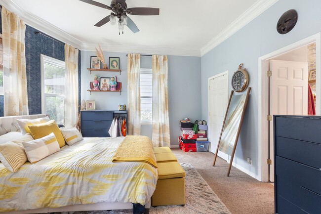 Building Photo - Stylishly Updated 3/2 w/ Large Deck in Grant Park!