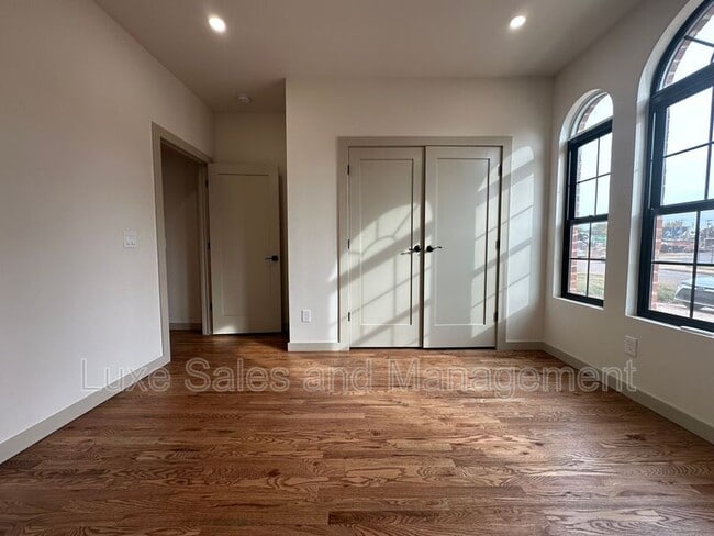 Building Photo - 911 NE 16th St