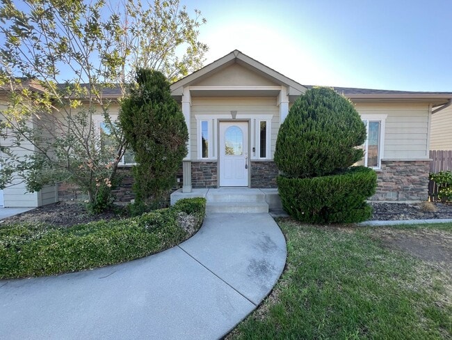 Building Photo - Great location with lots of amenities! 4 b...
