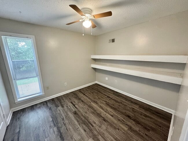 Building Photo - 4080 Meadow Creek Rd