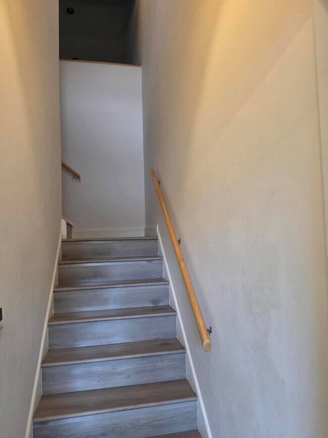 Building Photo - 6584 Via Regina
