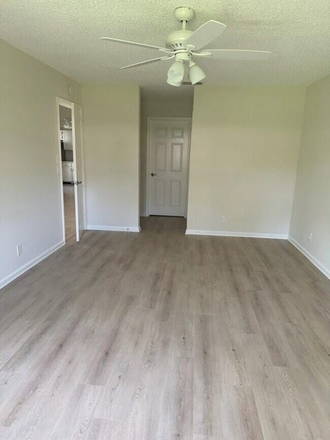 Building Photo - 406 Buttonwood Pl