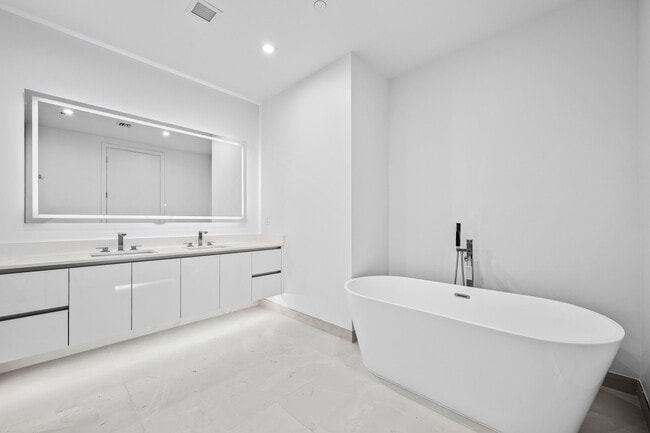 Building Photo - 220 Lake Shore Dr