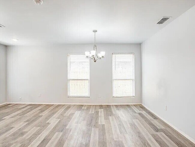 Building Photo - 5516 Jarvis St