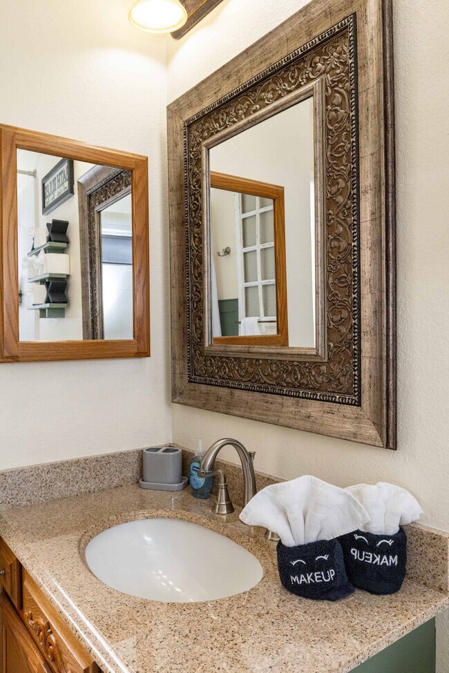 Building Photo - 8467 Willow Creek Dr