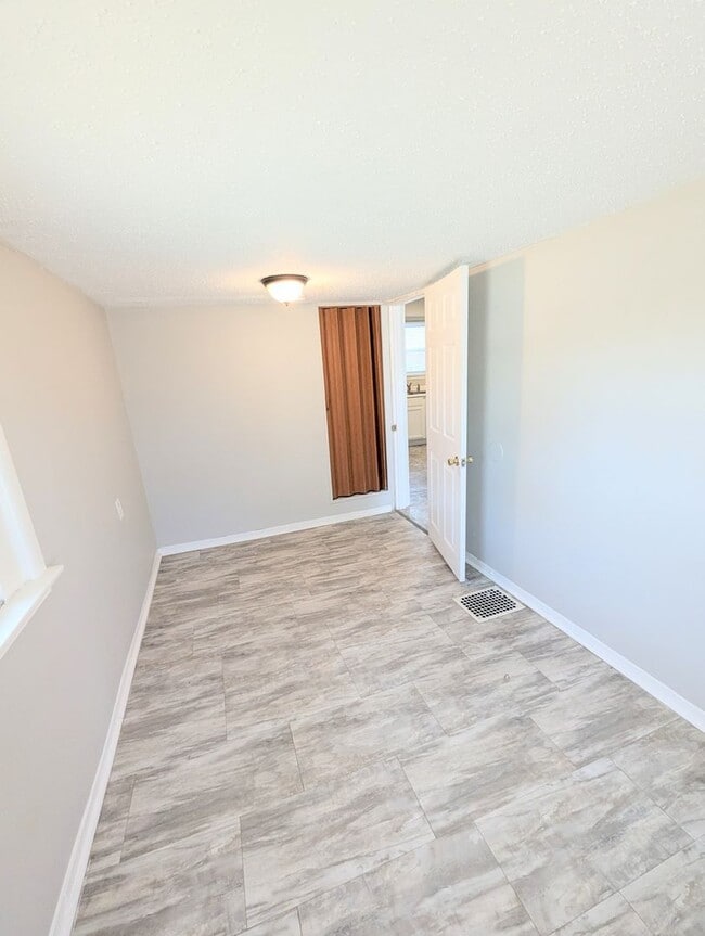 Building Photo - $500 OFF Your First Month's Rent!