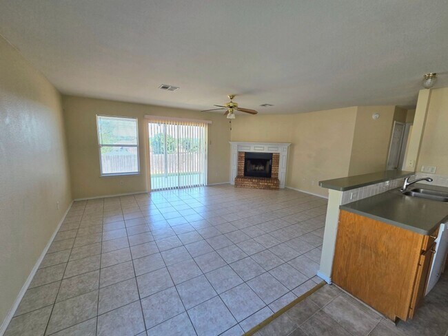 Building Photo - SPACIOUS 2 STORY HOUSE / SPACIOUS YARD / C...