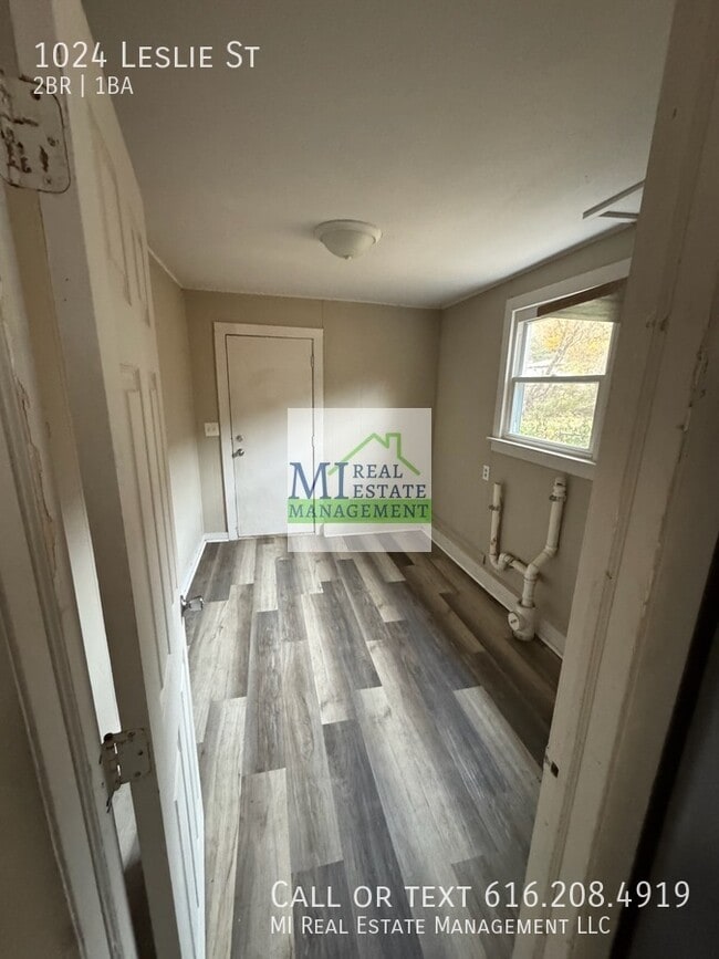 Building Photo - 1024 Leslie St