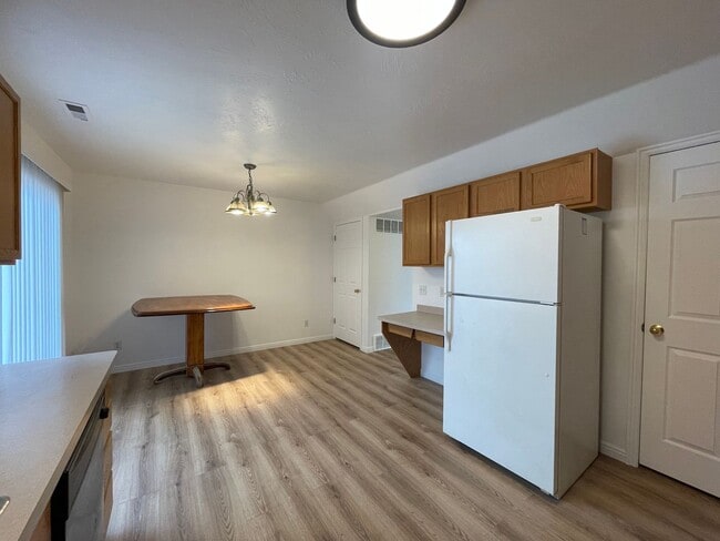 Building Photo - 3 Bedroom Townhome by BYU