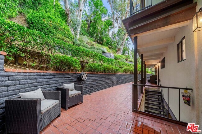 Building Photo - 9305 Beverlycrest Dr