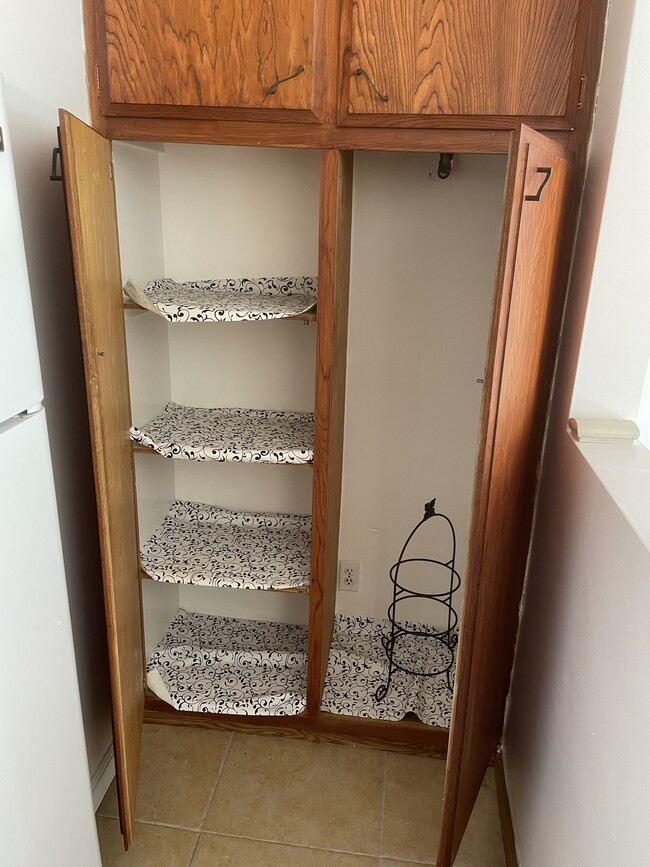 Plenty of kitchen storage space - 933 6th St