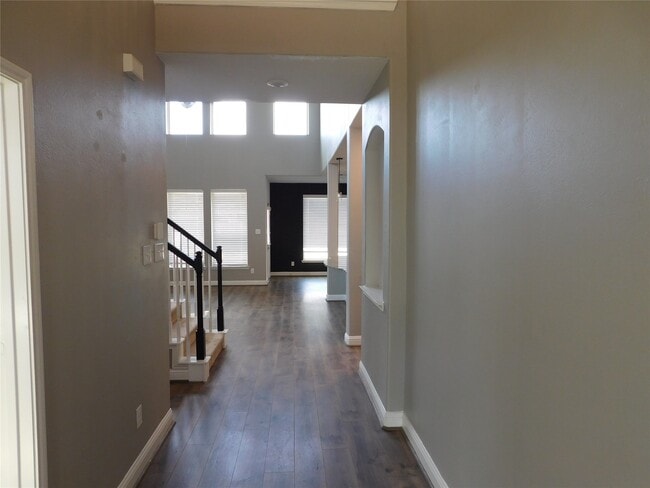 Building Photo - 8219 Oxbow Manor