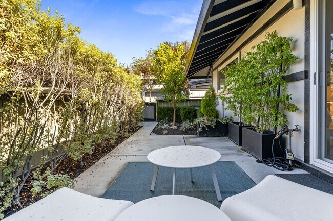Building Photo - Stylish Condo in Desirable Alta Heights Neighborhood