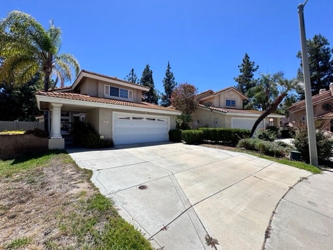 Building Photo - Spacious 4 Bedroom Home with Expansive Bac...