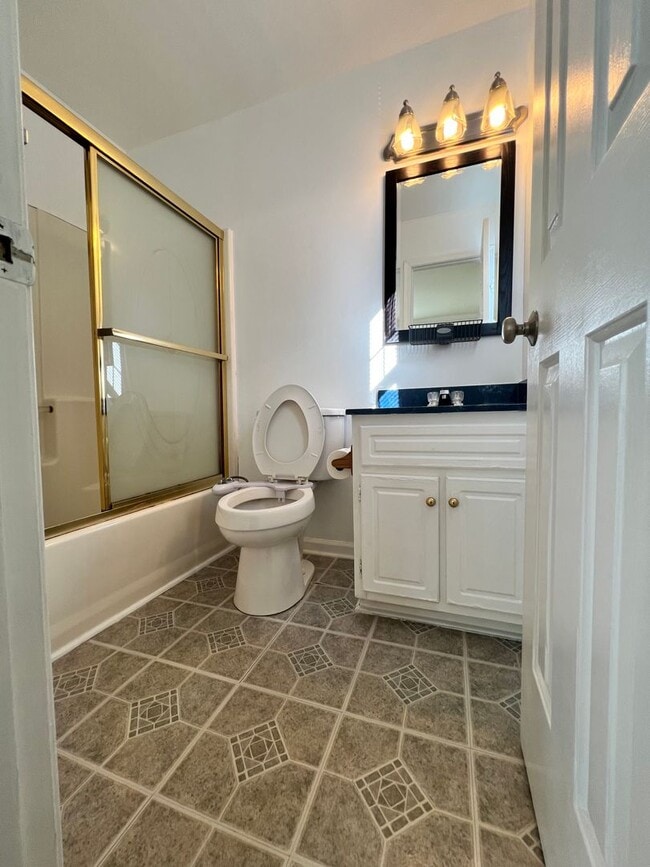 Building Photo - Great Duplex in Briarwood