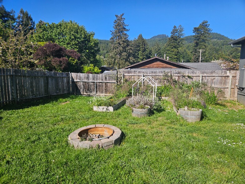 Building Photo - 641 1/2 4th Ave