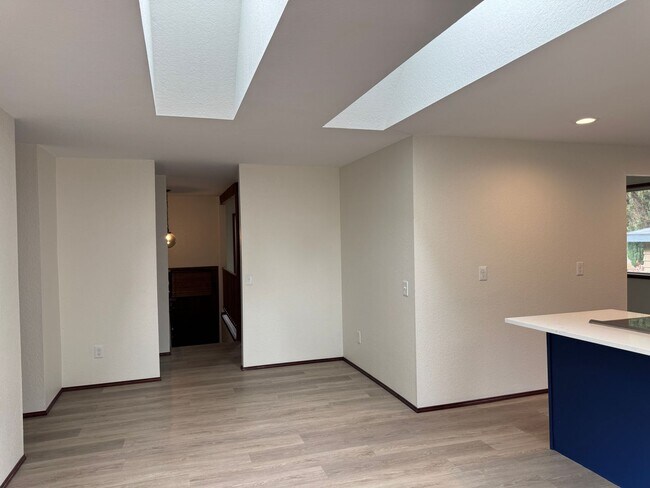 Building Photo - Quiet, N.Seattle neighborhood - duplex