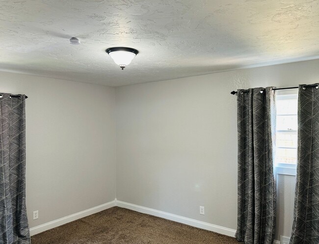 Building Photo - 4+ bedroom, 2 bath with Hot Tub, Fenced Yard and Garage