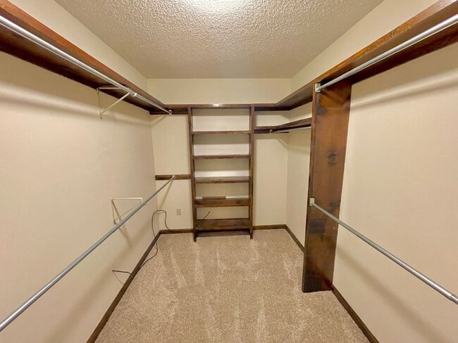 Building Photo - Large 3 bed / 2 bath Available Now!