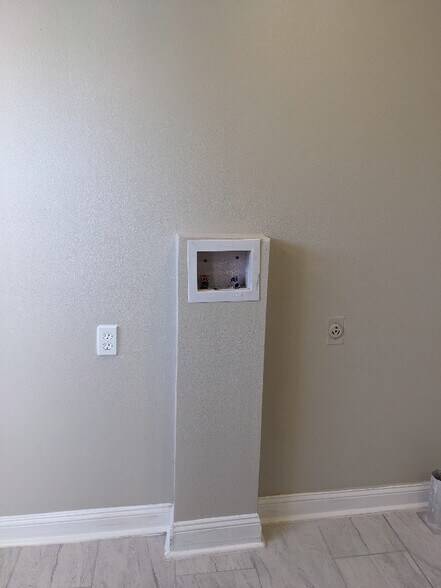 Building Photo - 534 E Sycamore St