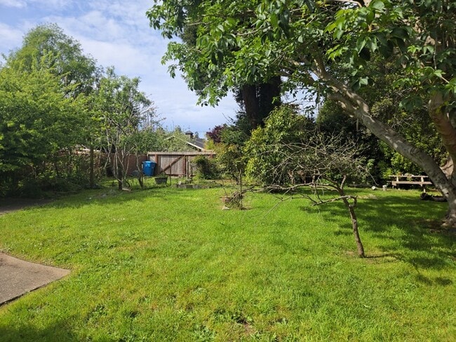 Building Photo - 3BD/2BA Eureka home is close to Sequoia Park, boasts infrared sauna!