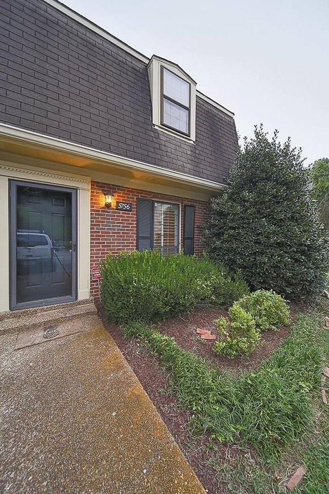 Primary Photo - Great 2BA/2.5 BE Brentwood End Unit Townhome!