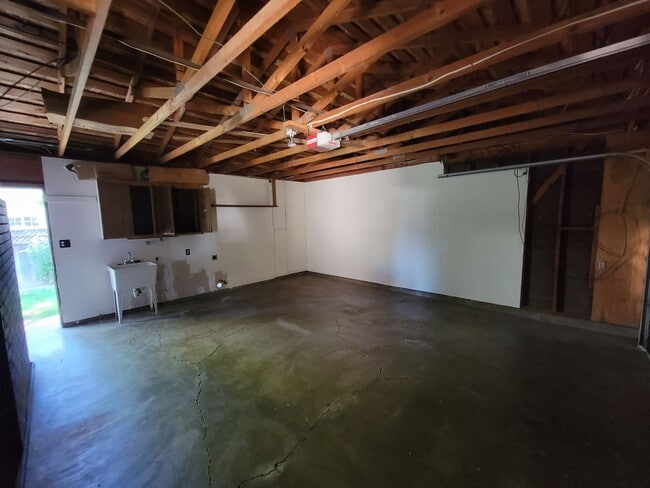 Building Photo - 3 Bedroom House across the street from Mar...